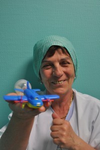 Brigitte Auguié tenant une valve respiratoire en forme d'avion à hélice qui lui a déjà permis d'hypnotiser ses jeunes patients.