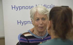 Hypnose et trouble du sommeil chez les tout-petits : séance mère-enfant via les mouvements alternatifs.